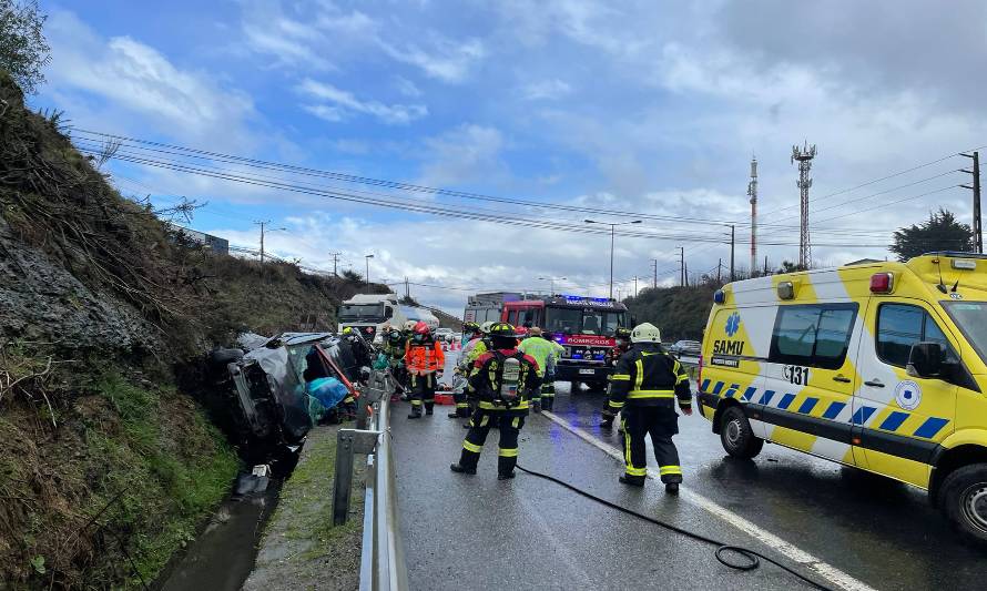 Milagro de domingo: Perdió control del auto, traspasó barrera, volcó y resultaron ilesos