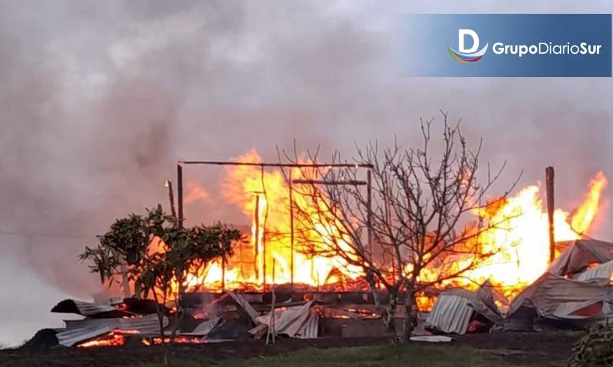 Fuego consume la casa del alcalde de Puerto Octay