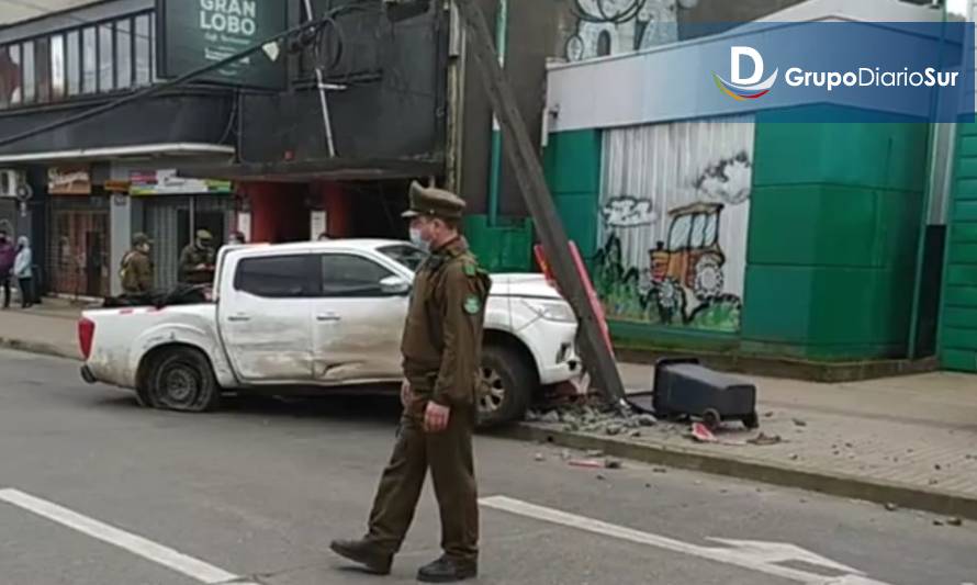 Conductor chocó tres vehículos y un poste en pleno centro de Osorno