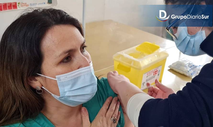Funcionarios de Hospital de Quellón fueron inmunizados con tercera dosis