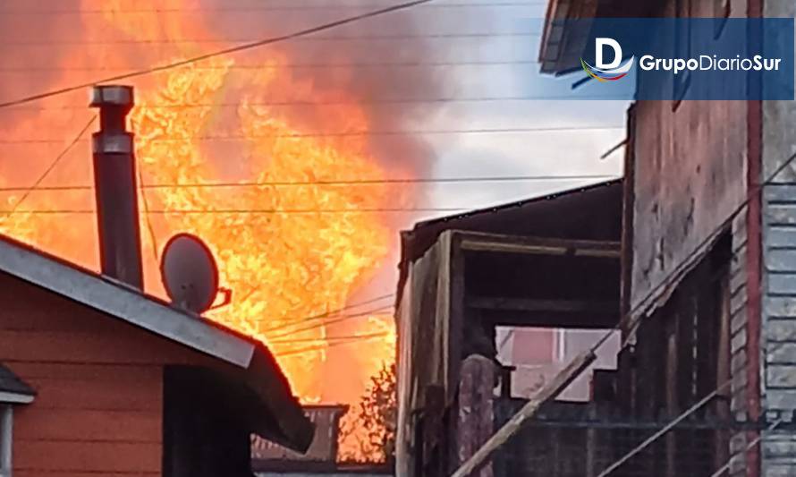 Incendio declarado consumió una vivienda y se propagó a dos casas interiores