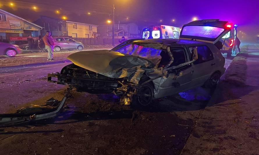 Dos personas fueron internadas en hospital regional luego de una colisión entre un automóvil y una micro 