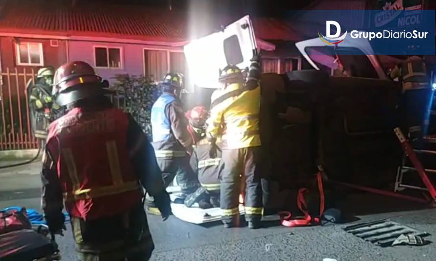 Conductor quedó atrapado tras chocar un vehículo que estaba estacionado 