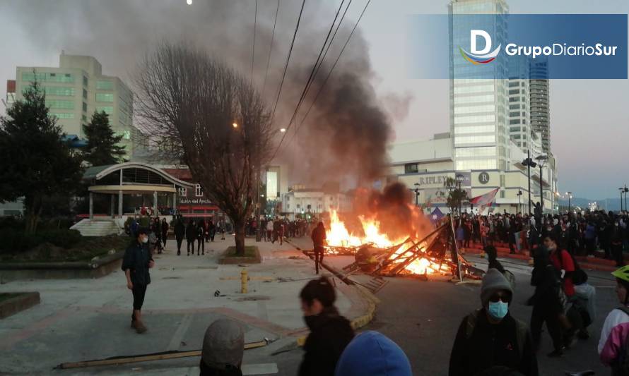 Manifestantes realizan barricadas en centro de Puerto Montt 