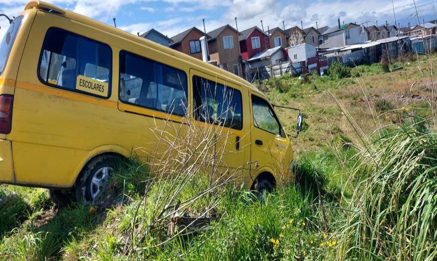 Corte de frenos habría provocado accidente de furgón escolar en Alerce
