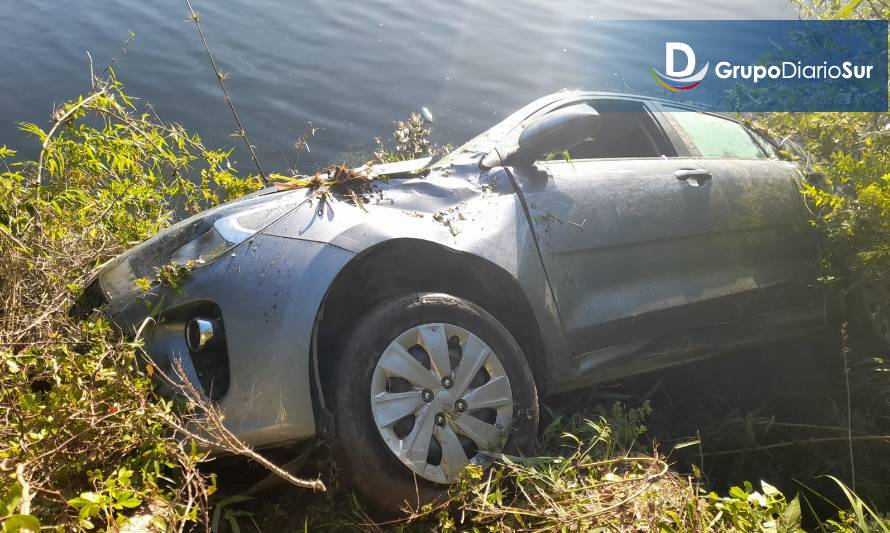 Vehículo quedó colgando a metros del río Contaco