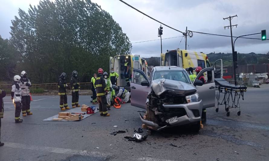 Camioneta colisionó con camión en Castro con el saldo de dos personas lesionadas