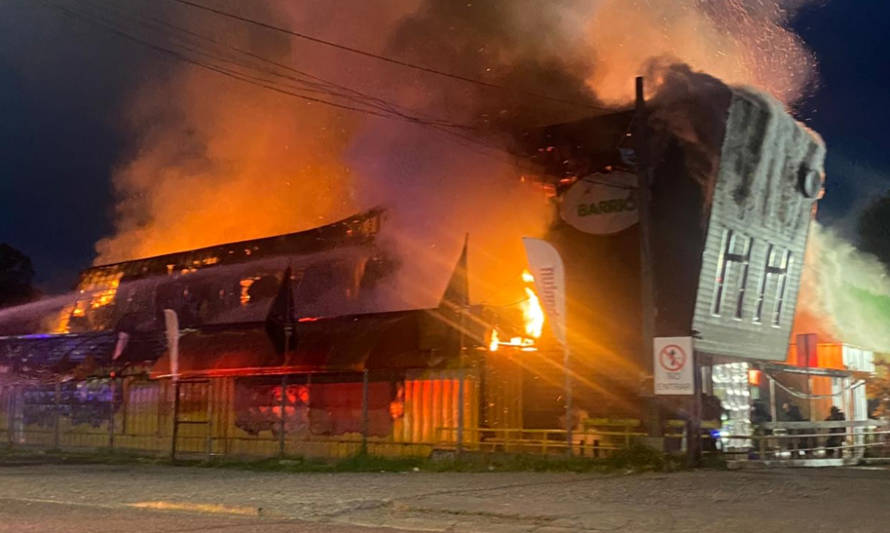 ESTA NOCHE: Incendio destruyó supermercado en Valdivia