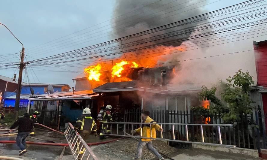 Incendio de madrugada destruyó dos casas en barrio Vicuña Mackena de Puerto Montt