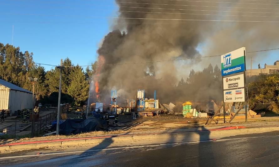 ALERTA ROJA: Incendio en industria se propagó hacia un bosque en la ciudad de Castro 