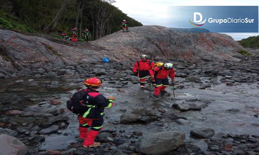 Equipo de bomberos trabaja en rescate de turista accidentada