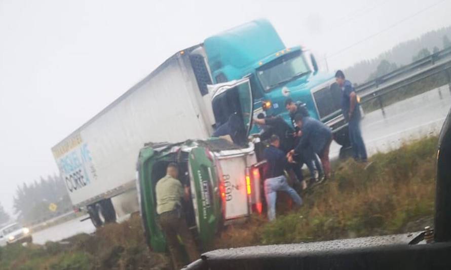 Dos carabineros lesionados dejó volcamiento de carro policial en la ruta 5 sur