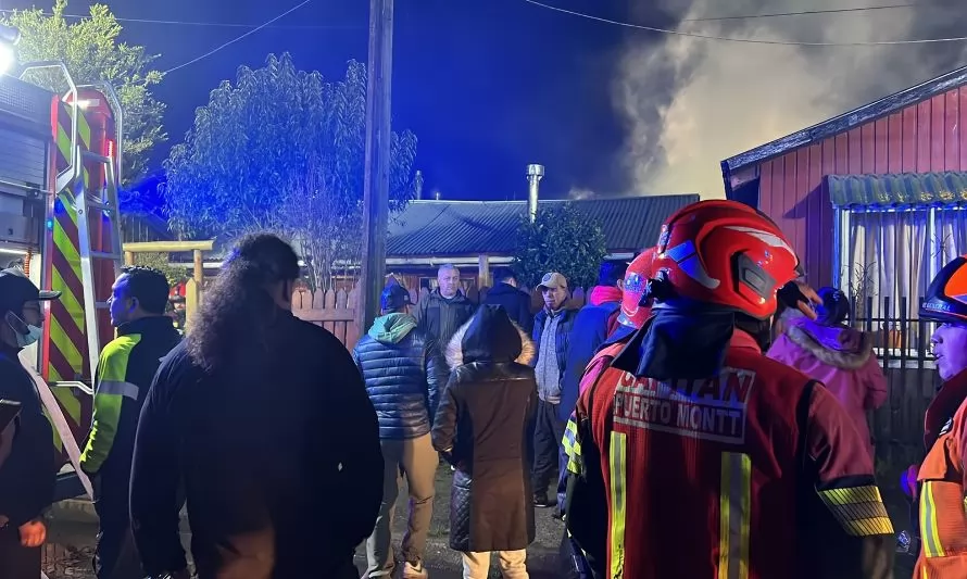 Incendio arrasó con tres viviendas en antigua población Manuel Rodríguez