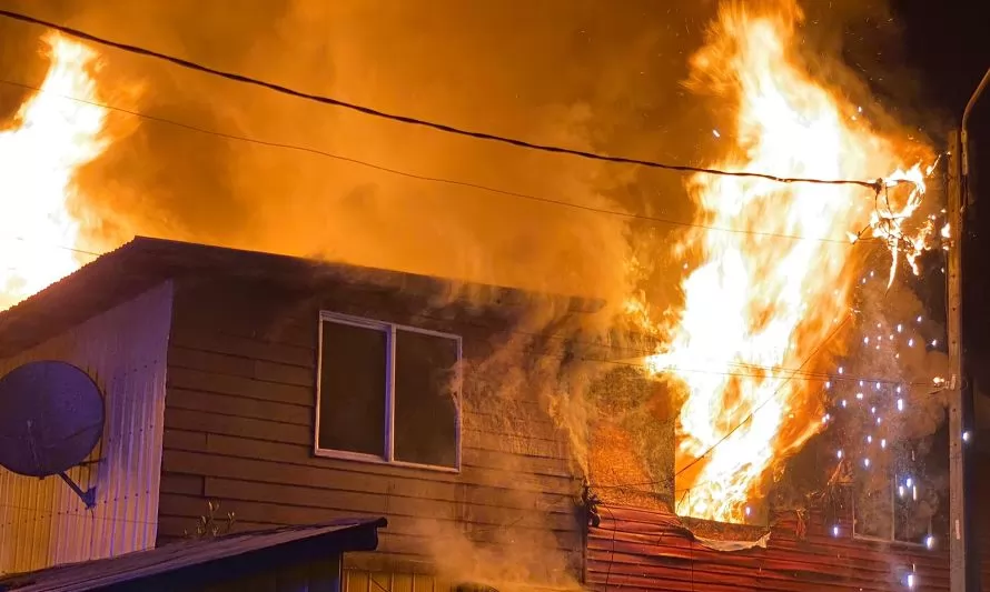 Incendio dejó dos casas con daños de un 80 por ciento