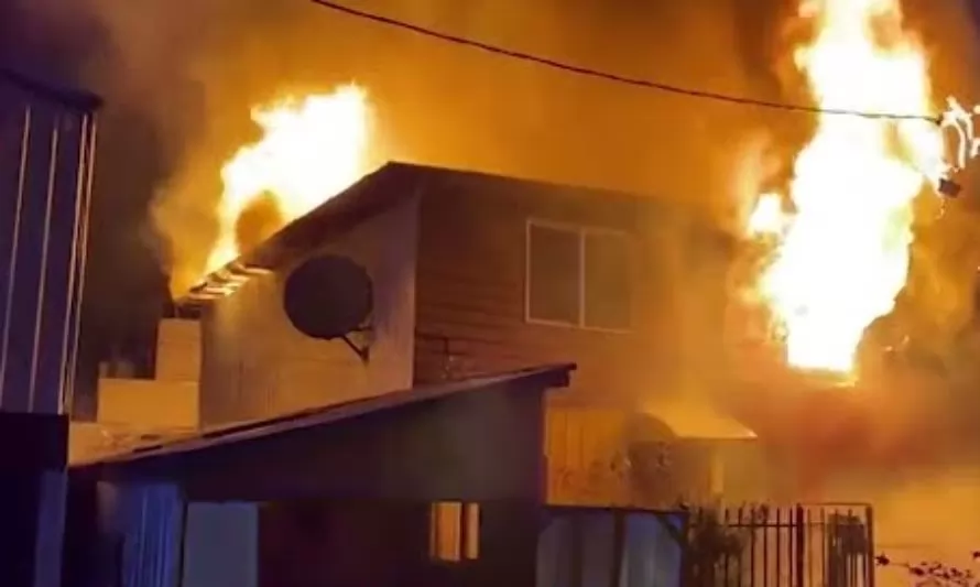 Incendio destruyó dos viviendas en la villa 20 de enero de Pto. Montt