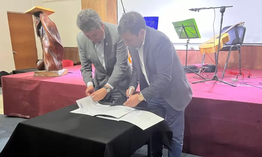 Municipalidad de Calbuco y Universidad Austral firmaron convenio marco para el desarrollo en la comuna