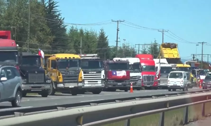 Pese a críticas: Camioneros continúan su movilización en Puerto Montt