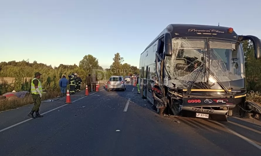 Confirman dos fallecidos tras colisión frontal entre bus y automóvil camino a Puyehue 