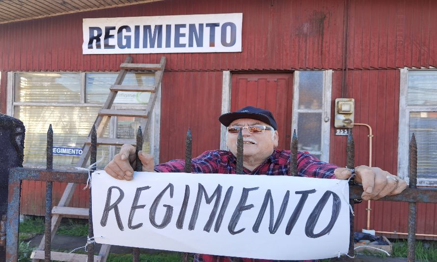 Juan Nuñez instalando sus letreros