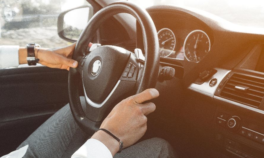 Foto de Hassan OUAJBIR: https://www.pexels.com/es-es/foto/persona-conduce-un-coche-de-lujo-804130/