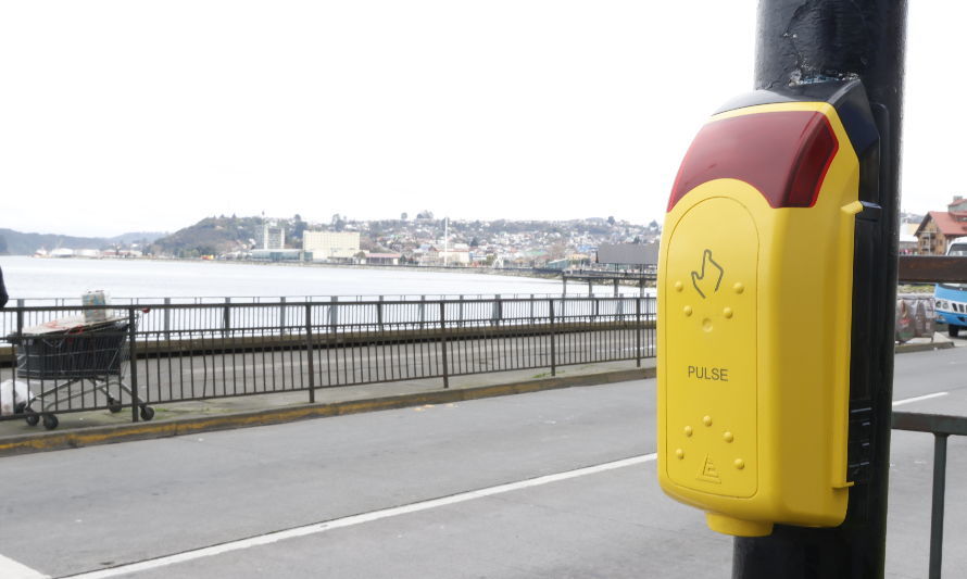 Dispositivos acústicos brindarán seguridad a personas con discapacidad visual al momento de cruzar la calle