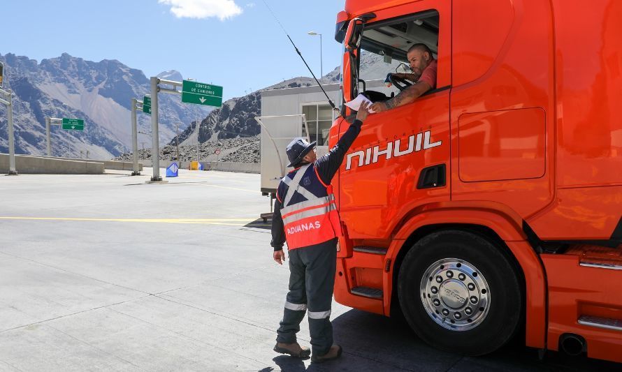 Aduanas pone en marcha plan para fiscalizar ingreso de camiones que buscan alternativas ante cierre prolongado de Los Libertadores
