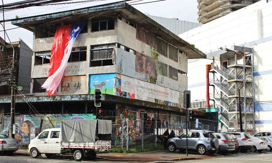 Artistas ULagos instalan obra que recuerda a las víctimas del golpe en Puerto Montt