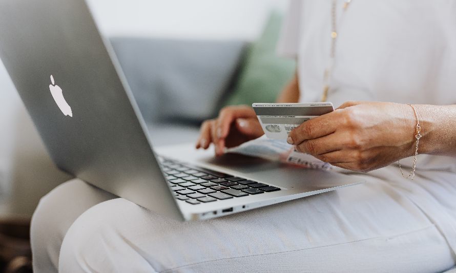 Foto de Karolina Grabowska: https://www.pexels.com/es-es/foto/persona-mano-ordenador-portatil-internet-4968391/