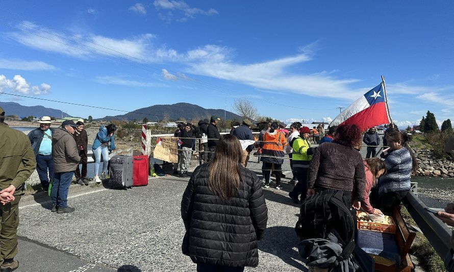 Por segundo día consecutivo se mantiene la toma del puente del río Blanco en Chaitén