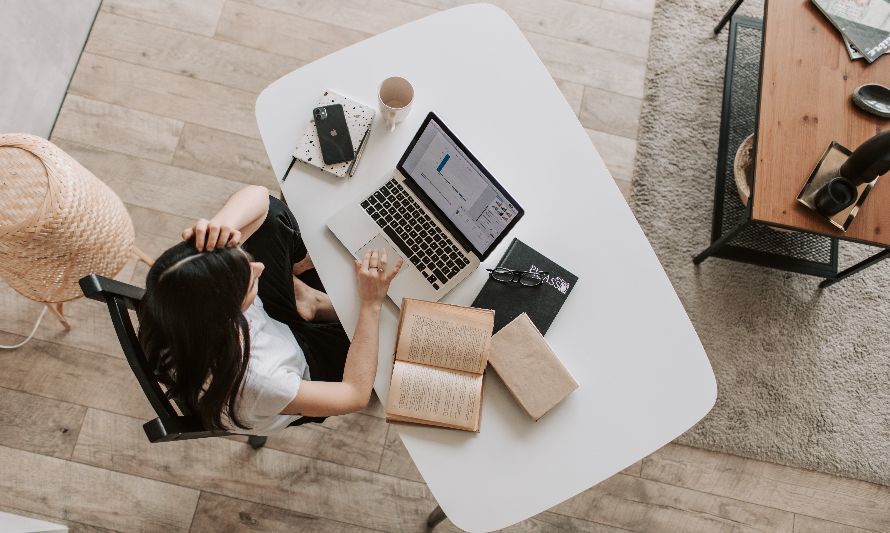 Foto de Vlada Karpovich: https://www.pexels.com/es-es/foto/mujer-taza-telefono-inteligente-escritorio-4050320/