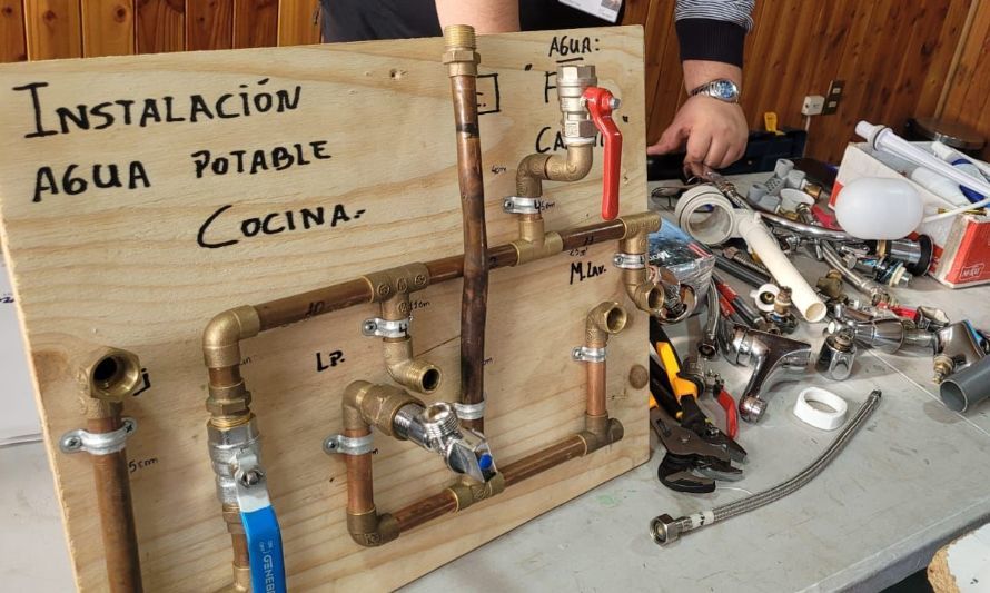 Más de 60 personas se capacitaron en talleres de gasfitería en distintas comunas de Chiloé