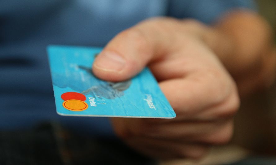 Foto de Pixabay: https://www.pexels.com/es-es/foto/persona-con-tarjeta-de-debito-50987/