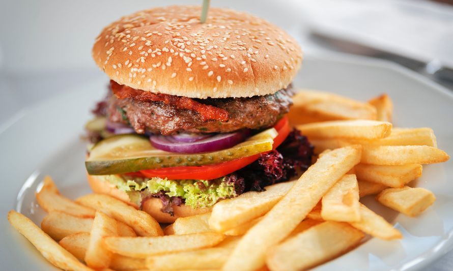 Foto de Piotr Arnoldes: https://www.pexels.com/es-es/foto/plato-restaurante-rojo-cena-6488858/