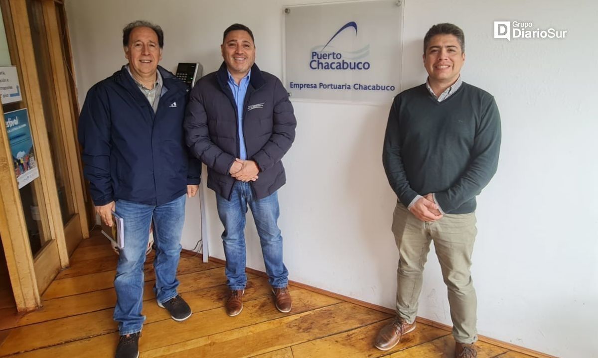 Empresa Portuaria Chacabuco y Red Aeroportuaria Austral
establecen agenda colaborativa tras reunirse en el puerto
