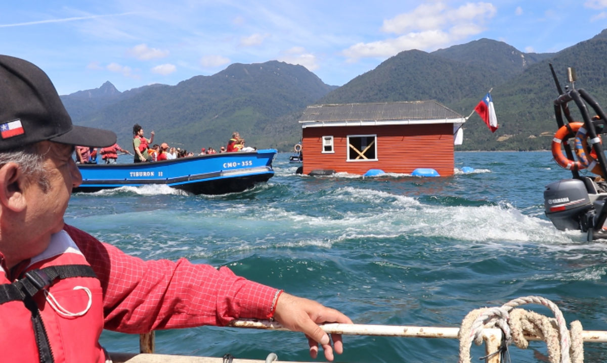 Cochamó une tradición y comunidad en minga de tiradura de casa por mar