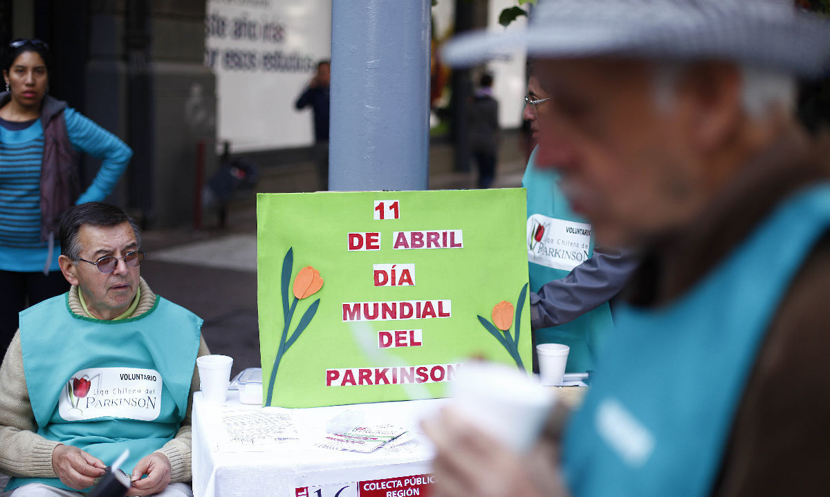 Neurólogo revela los signos de alerta temprana del Parkinson