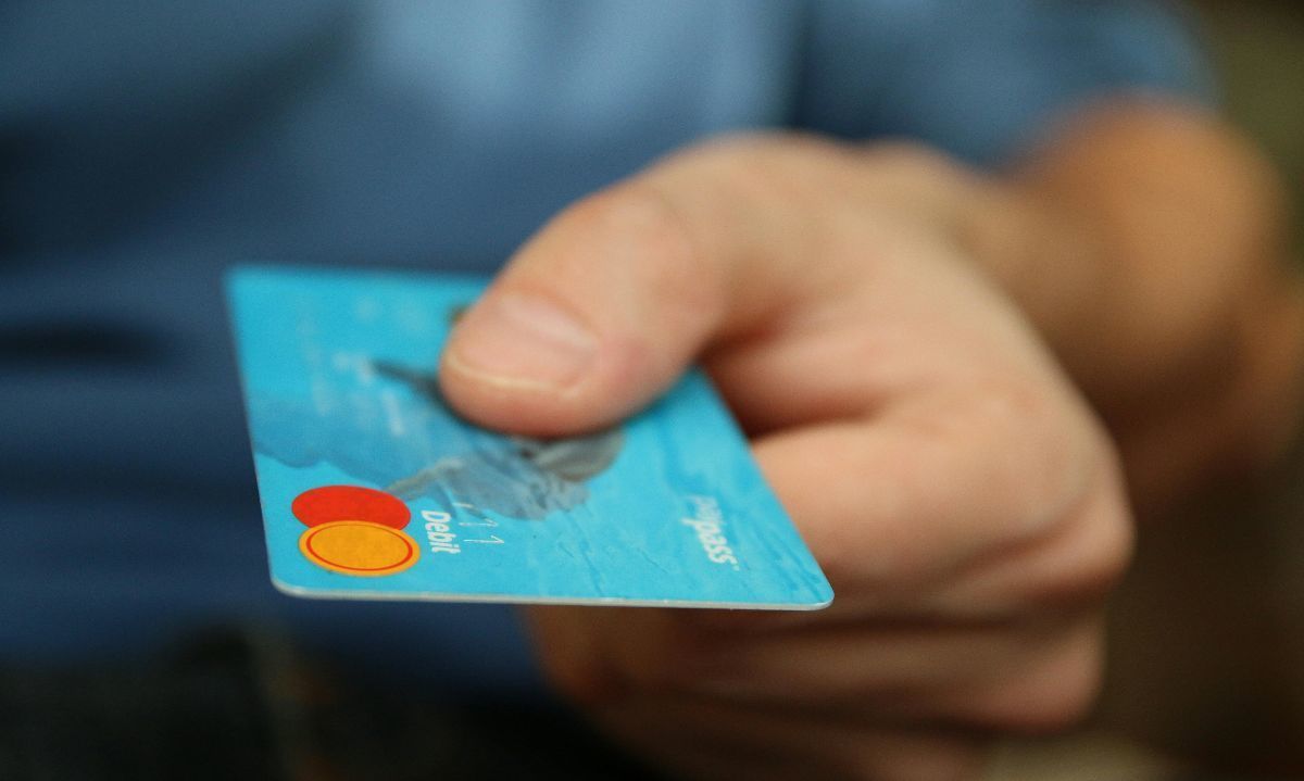 Foto de Pixabay: https://www.pexels.com/es-es/foto/persona-con-tarjeta-de-debito-50987/