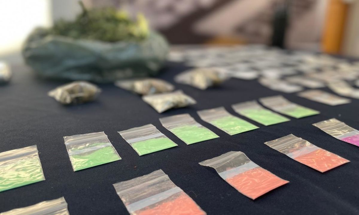 Operación Hito Cero: PDI detiene a dos hombres en Quellón e incauta drogas y armas