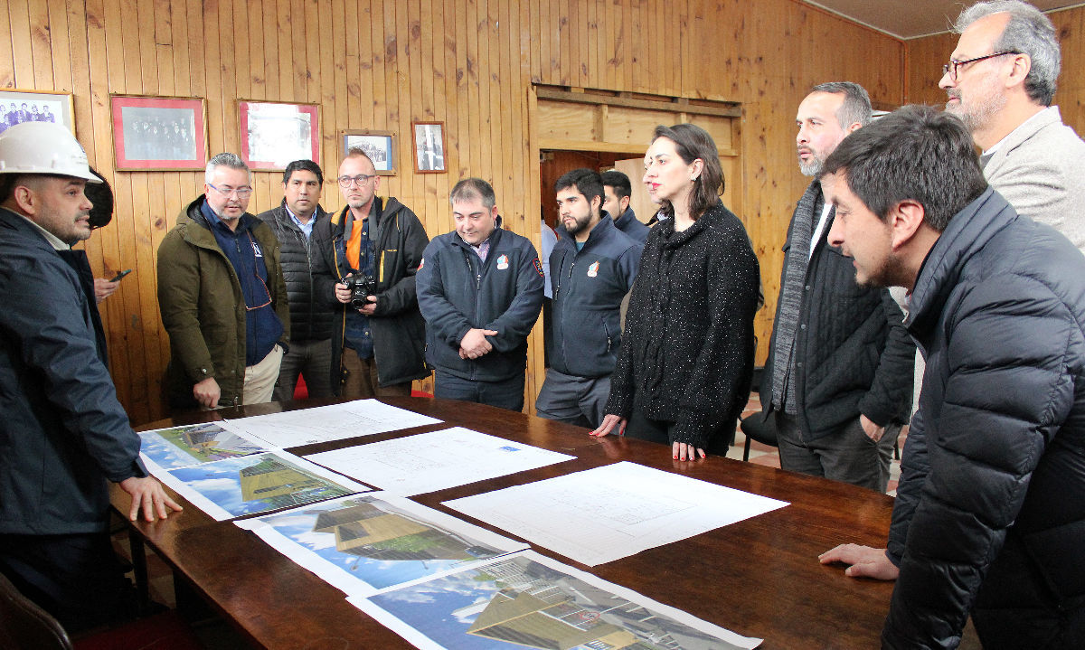 Gobernador Vallespín visitó Octava Compañía de Bomberos de Puerto Montt y conoció detalles de la futura construcción de su nuevo cuartel