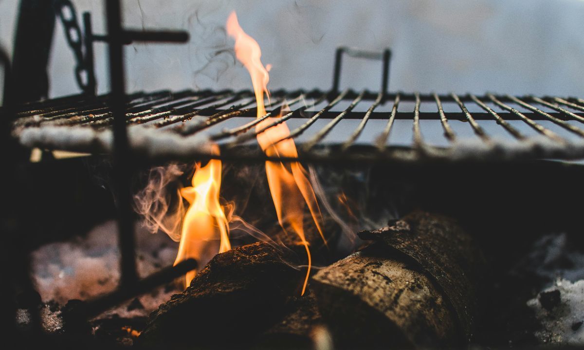 Foto de Sindre Fs: https://www.pexels.com/es-es/foto/quema-debajo-de-la-parrilla-de-metal-negro-983373/