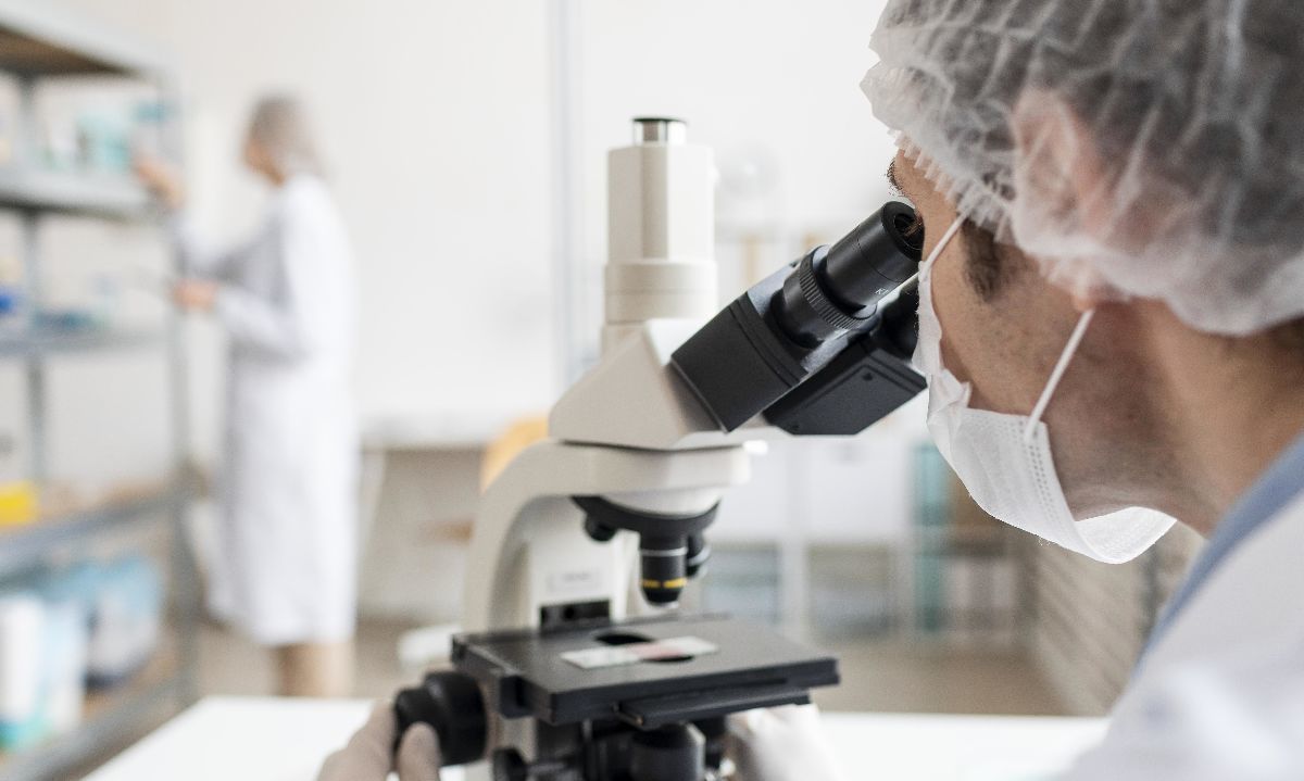 https://www.freepik.es/foto-gratis/investigador-que-trabaja-microscopio-cerca_12892417.htm#fromView=search&page=1&position=40&uuid=6c0b5437-b134-4511-a064-05ae2f824957