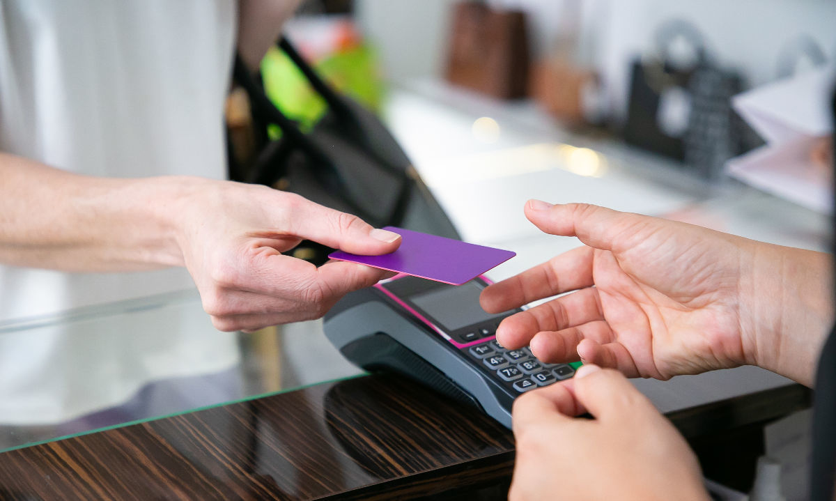 https://www.freepik.es/foto-gratis/cliente-dando-tarjeta-credito-al-cajero-sobre-escritorio-terminal-pos-pago-toma-recortada-primer-plano-manos-concepto-compras_11295316.htm#fromView=search&page=1&position=1&uuid=963aa65d-1d13-4252-a6b2-2a4ac50cf17f