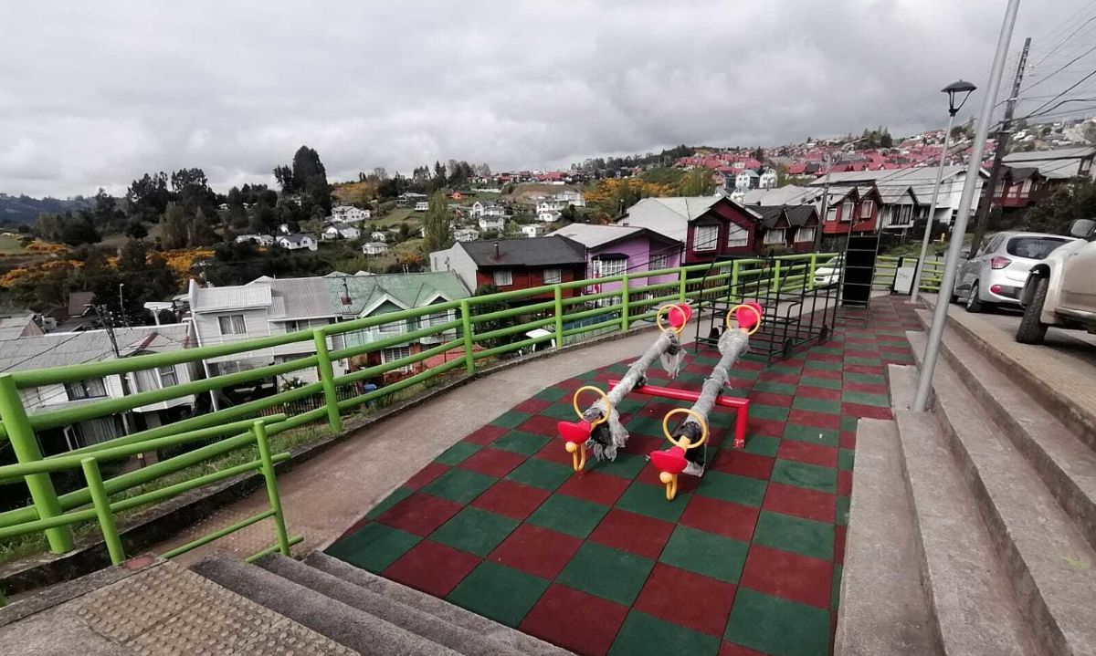Municipio invierte $80 millones para la reposición y mejoramiento de 12 plazas de Castro