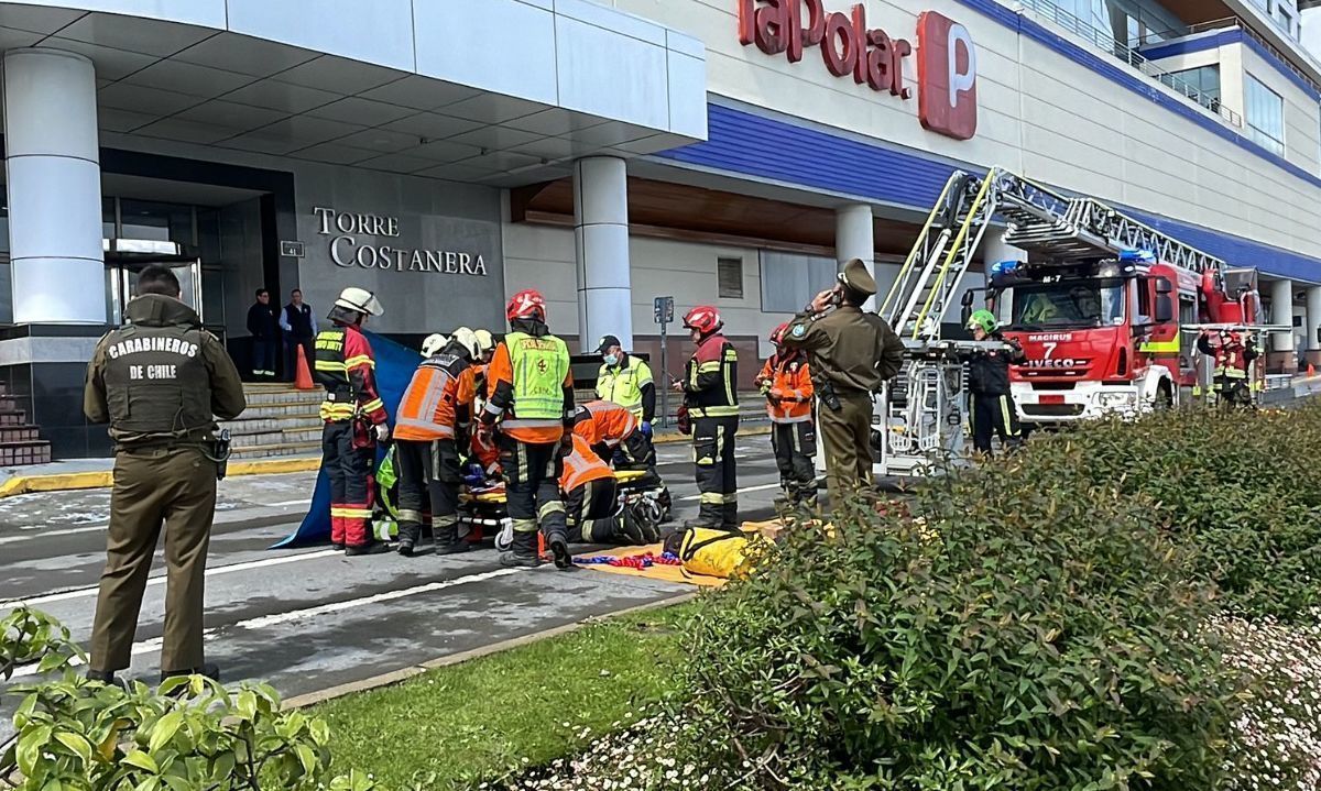 Bomberos realizó rescate de hombre que cayó desde torre a cornisa de mall Costanera