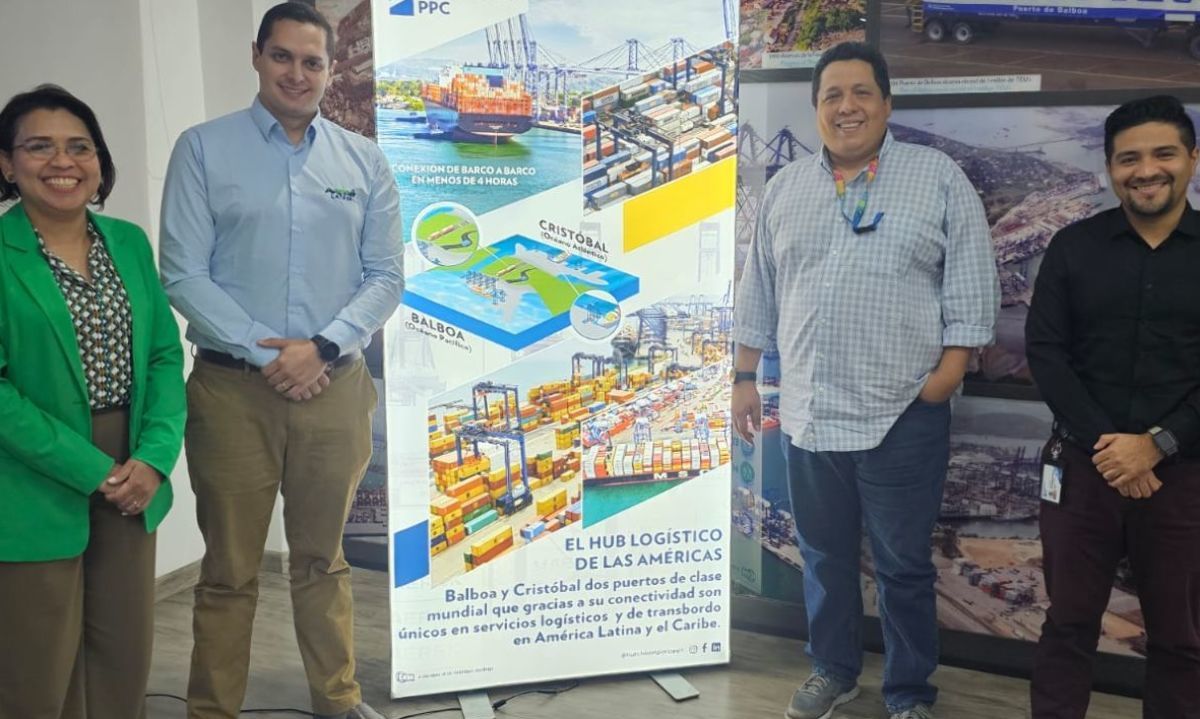 Ejecutivos observan los avances de PPC Hutchinson