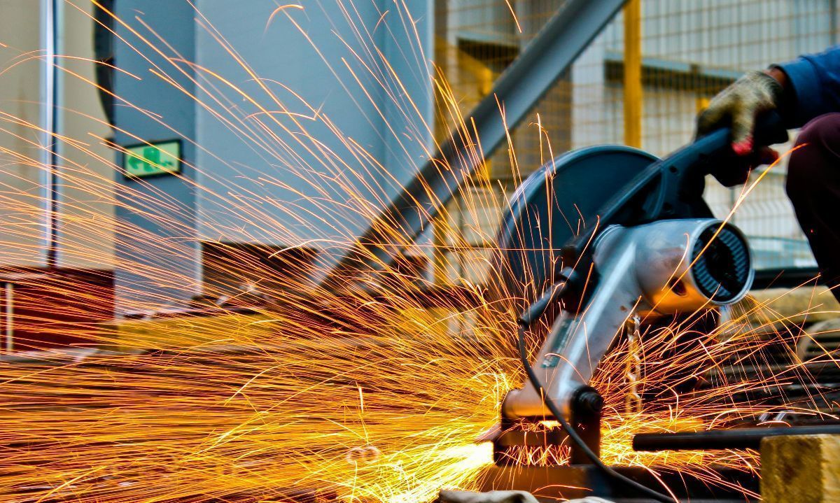 Foto de Anamul Rezwan: https://www.pexels.com/es-es/foto/sierra-de-corte-cortar-metal-con-chispas-1145434/