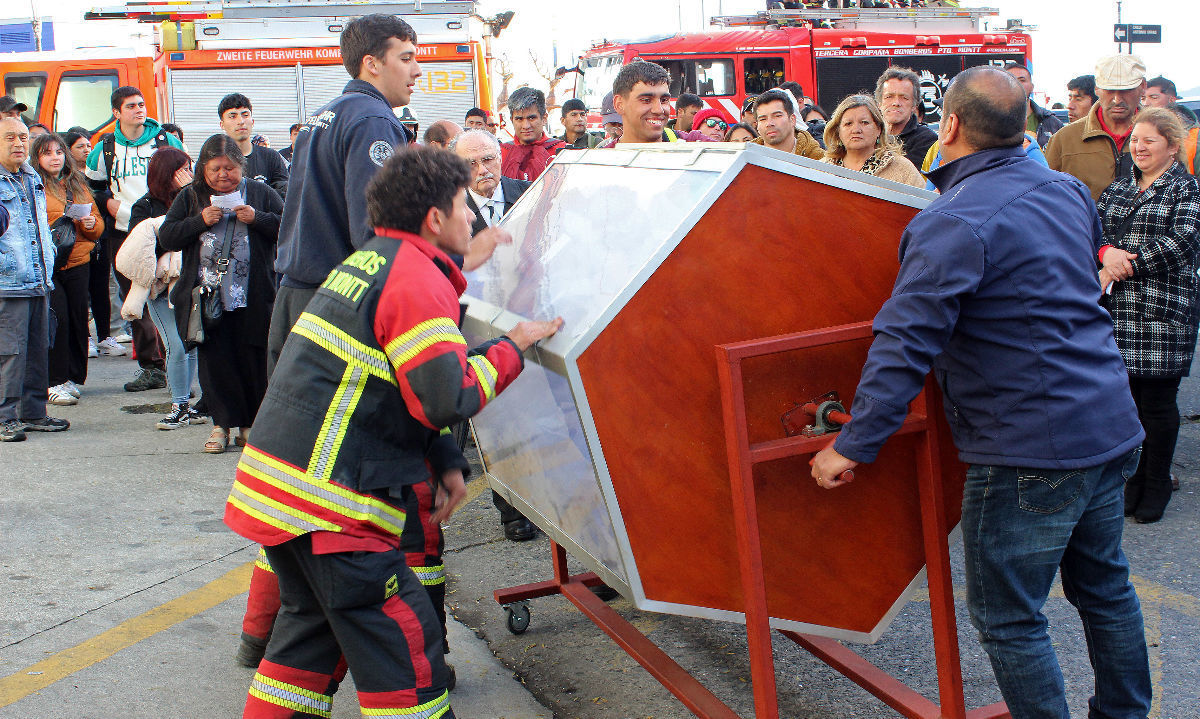 Niños de Puerto Montt y Lago Ranco son los ganadores de los automóviles de la rifa de Bomberos