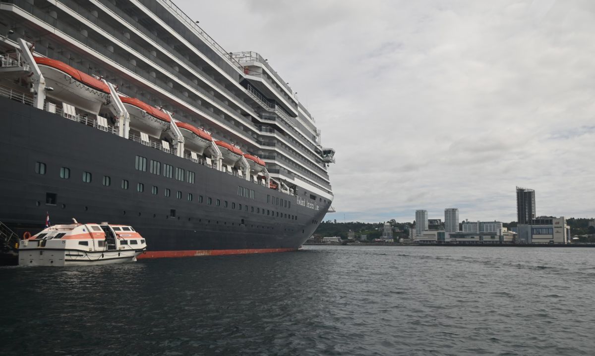 En visita al crucero Oosterdam el gobernador regional destaca a Puerto Montt como un destino clave en el circuito global de cruceros