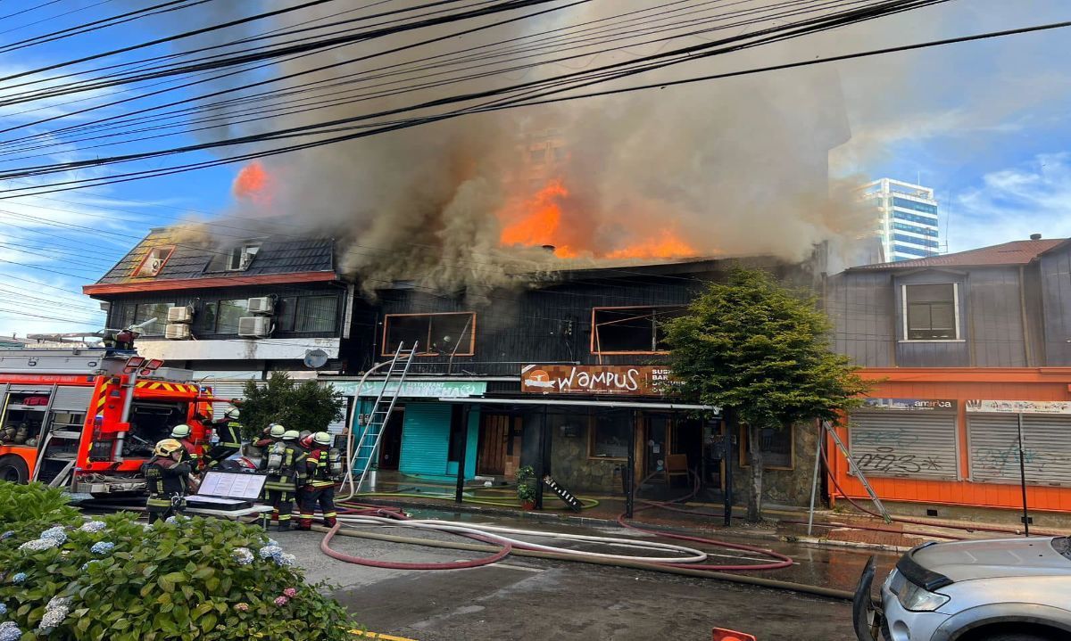 Incendio arrasó con locales históricos en el centro de Puerto Montt y deja seis bomberos lesionados