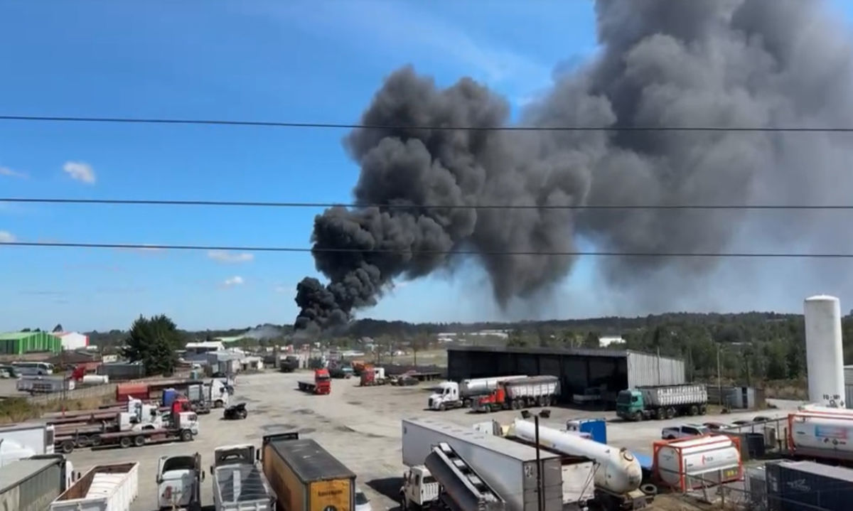 Incendio de gran magnitud en planta de plásticos genera emergencia en Puerto Montt